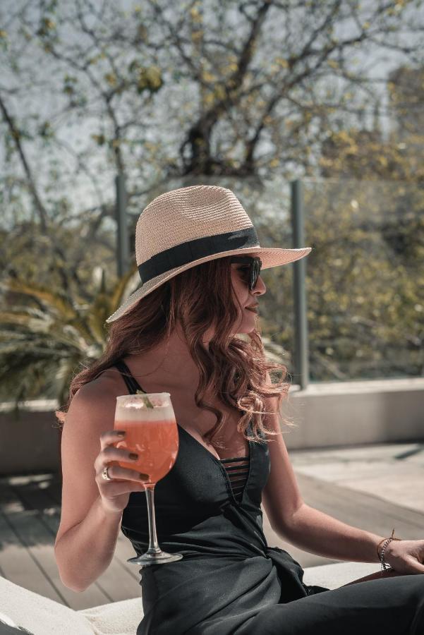 Diplomatichotel Mendoza Luaran gambar A woman wearing a hat