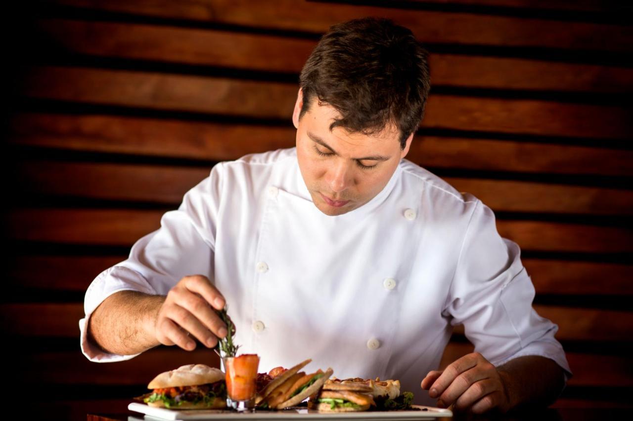 Diplomatichotel Mendoza Luaran gambar A chef finishing a dish