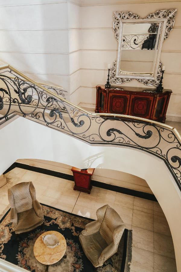 Diplomatichotel Mendoza Luaran gambar Staircase
