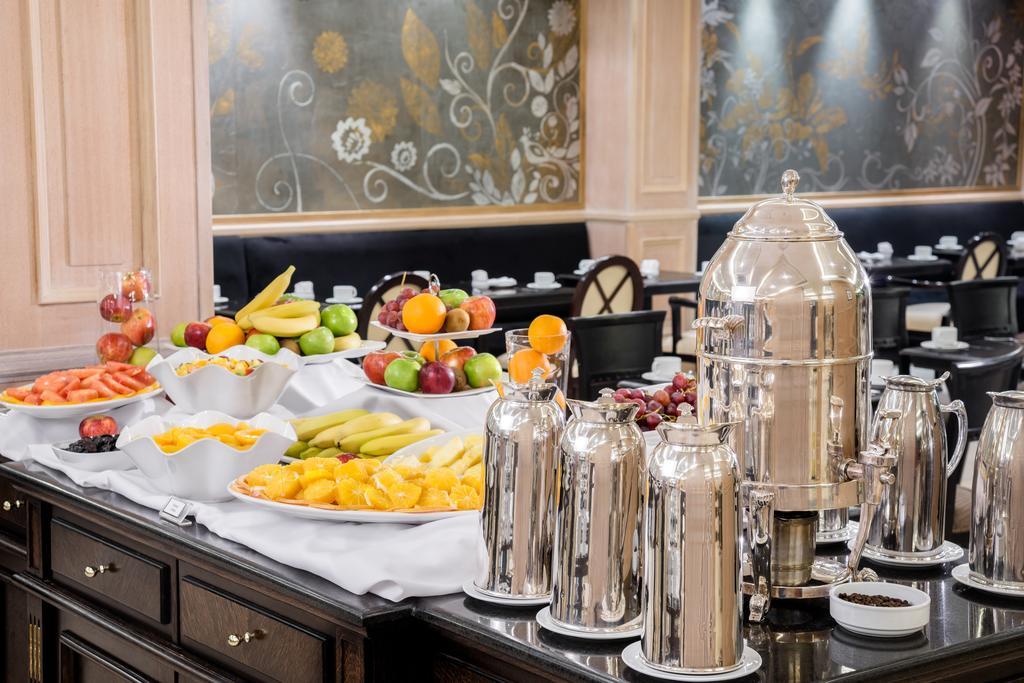 Diplomatichotel Mendoza Luaran gambar A buffet at a hotel