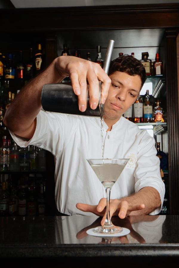 Diplomatichotel Mendoza Luaran gambar A bartender at work