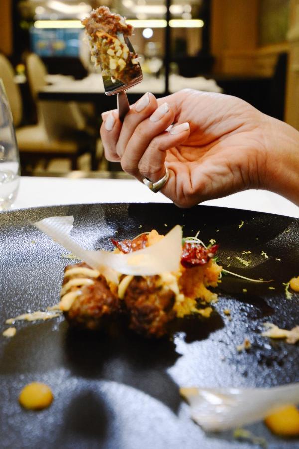 Diplomatichotel Mendoza Luaran gambar Parmigiano-Reggiano being grated over a dish