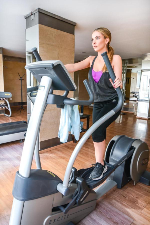 Diplomatichotel Mendoza Luaran gambar A woman using a cross trainer